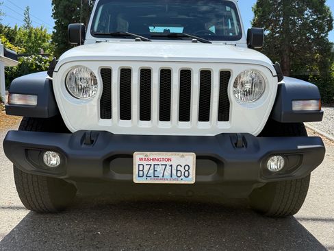 Used 2018 Jeep Wrangler Unlimited Sport AWD/4WD image 2