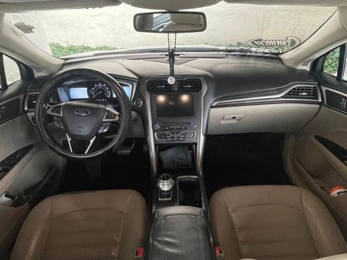 Used 2017 Ford Fusion SE w/ Fusion SE Technology Package image 11