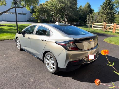 Used 2017 Chevrolet Volt Premier w/ Driver Confidence II Package FWD image 4