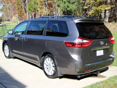 Used 2017 Toyota Sienna Limited image 5