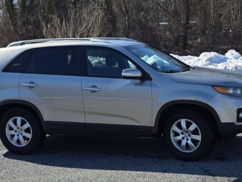 Used 2013 Kia Sorento LX w/ Convenience Pkg image 6