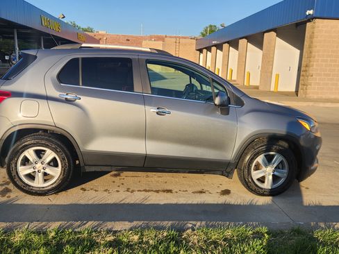 Used 2019 Chevrolet Trax LT w/ LT Convenience Package FWD image 12