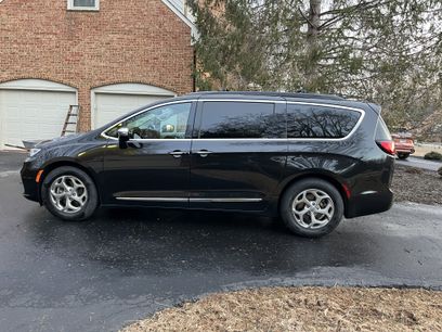 Used 2023 Chrysler Pacifica Limited w/ Uconnect Theater Family Group