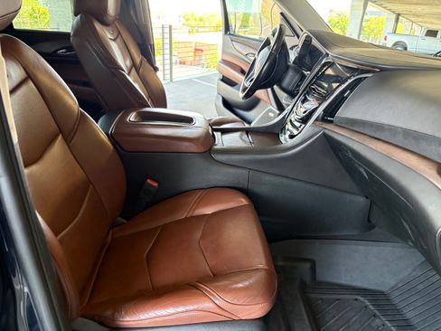 Used 2018 Cadillac Escalade Luxury AWD/4WD image 14