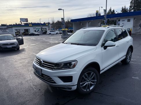 Used 2015 Volkswagen Touareg TDI image 2