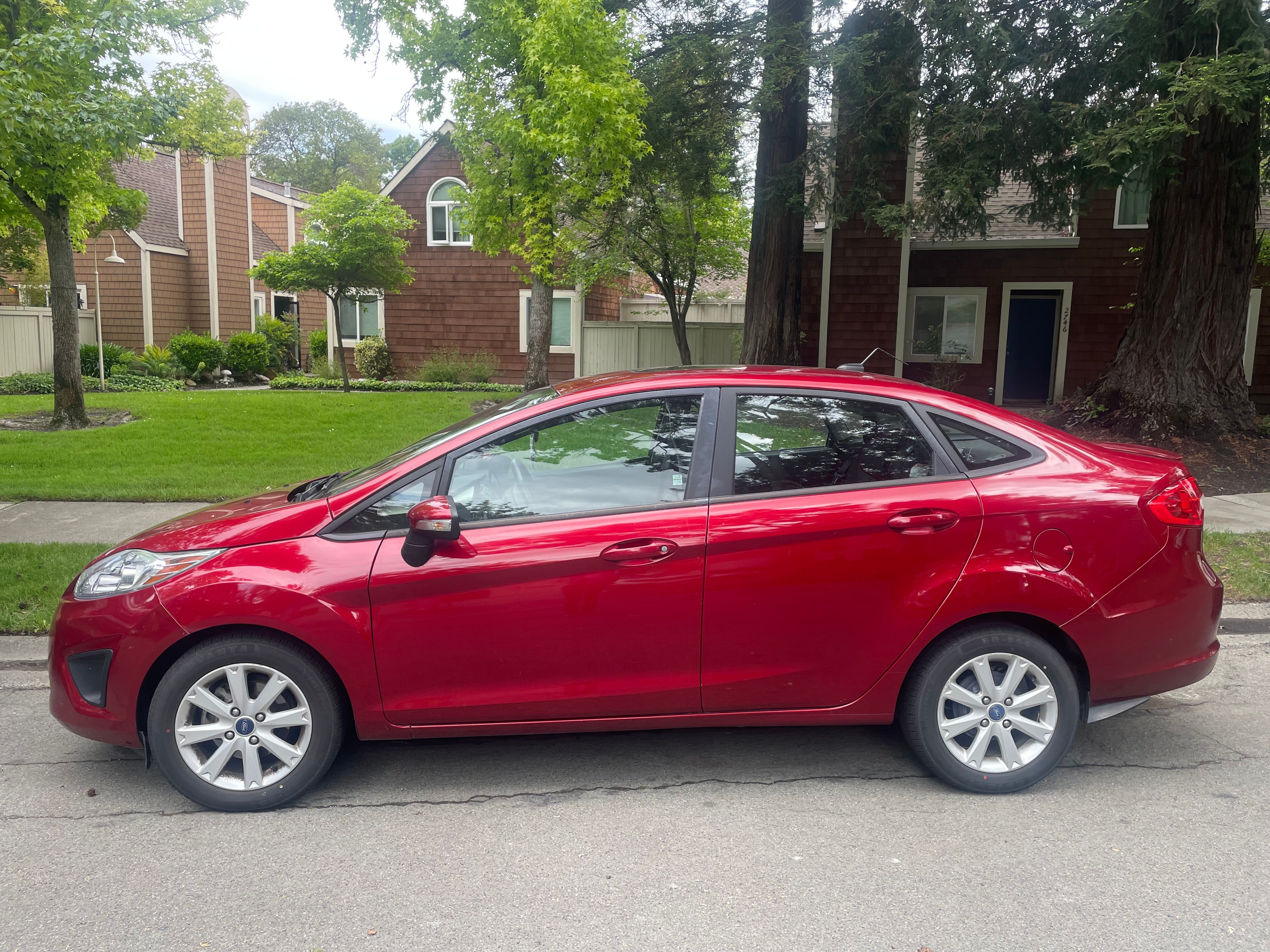 Used 2013 Ford Fiesta SE FWD image 1