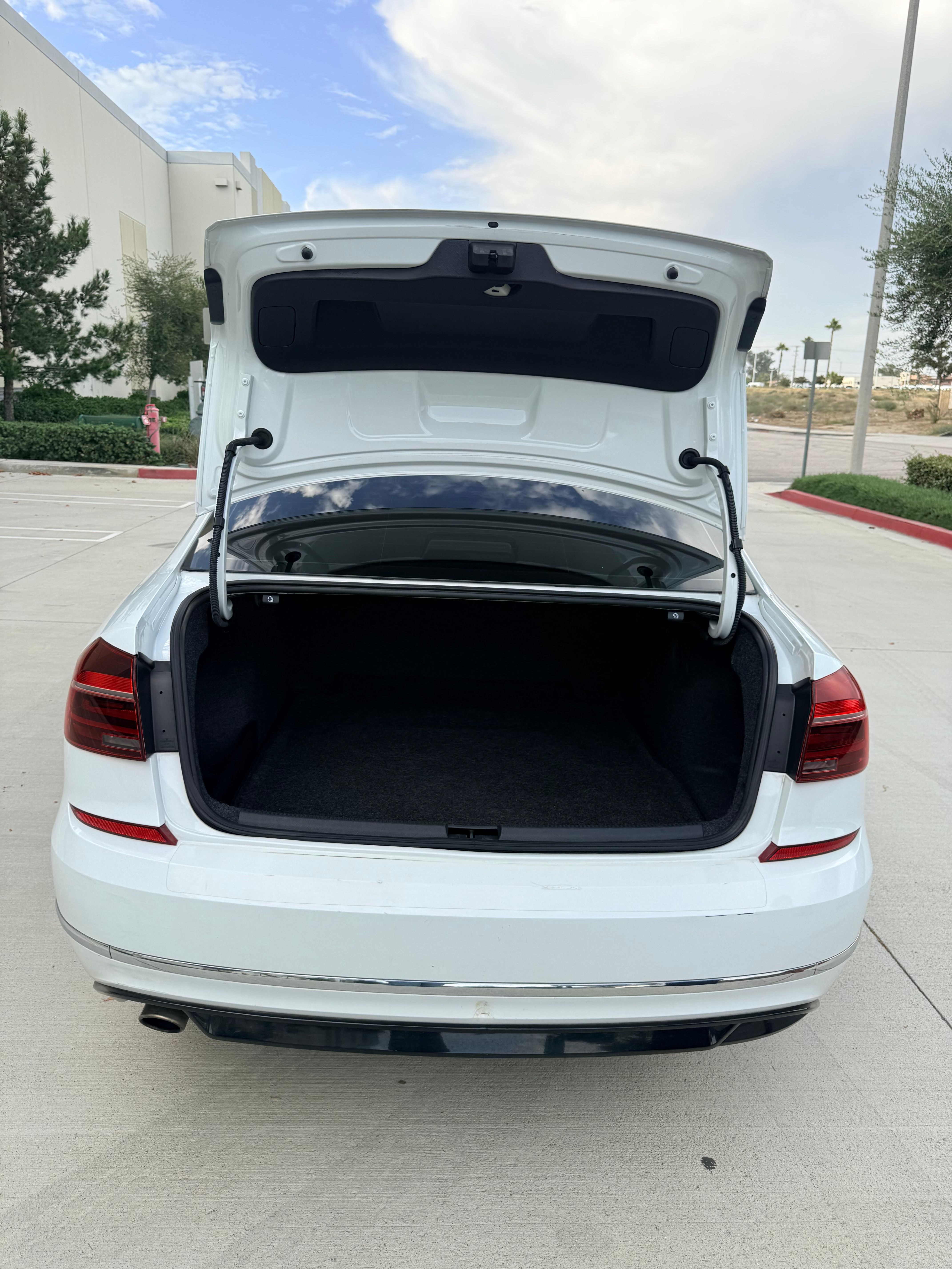 Used 2017 Volkswagen Passat 1.8T R-Line w/ R-Line Lighting Package FWD image 15