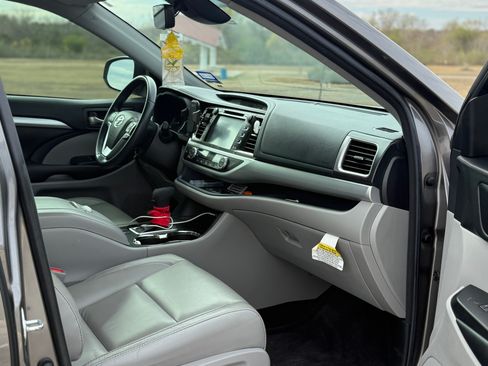 Used 2018 Toyota Highlander XLE image 8