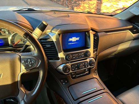 Used 2020 Chevrolet Suburban Premier image 10