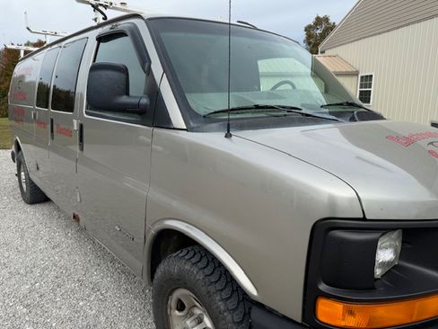Used 2003 Chevrolet Express 3500 Extended Van 3D image 9