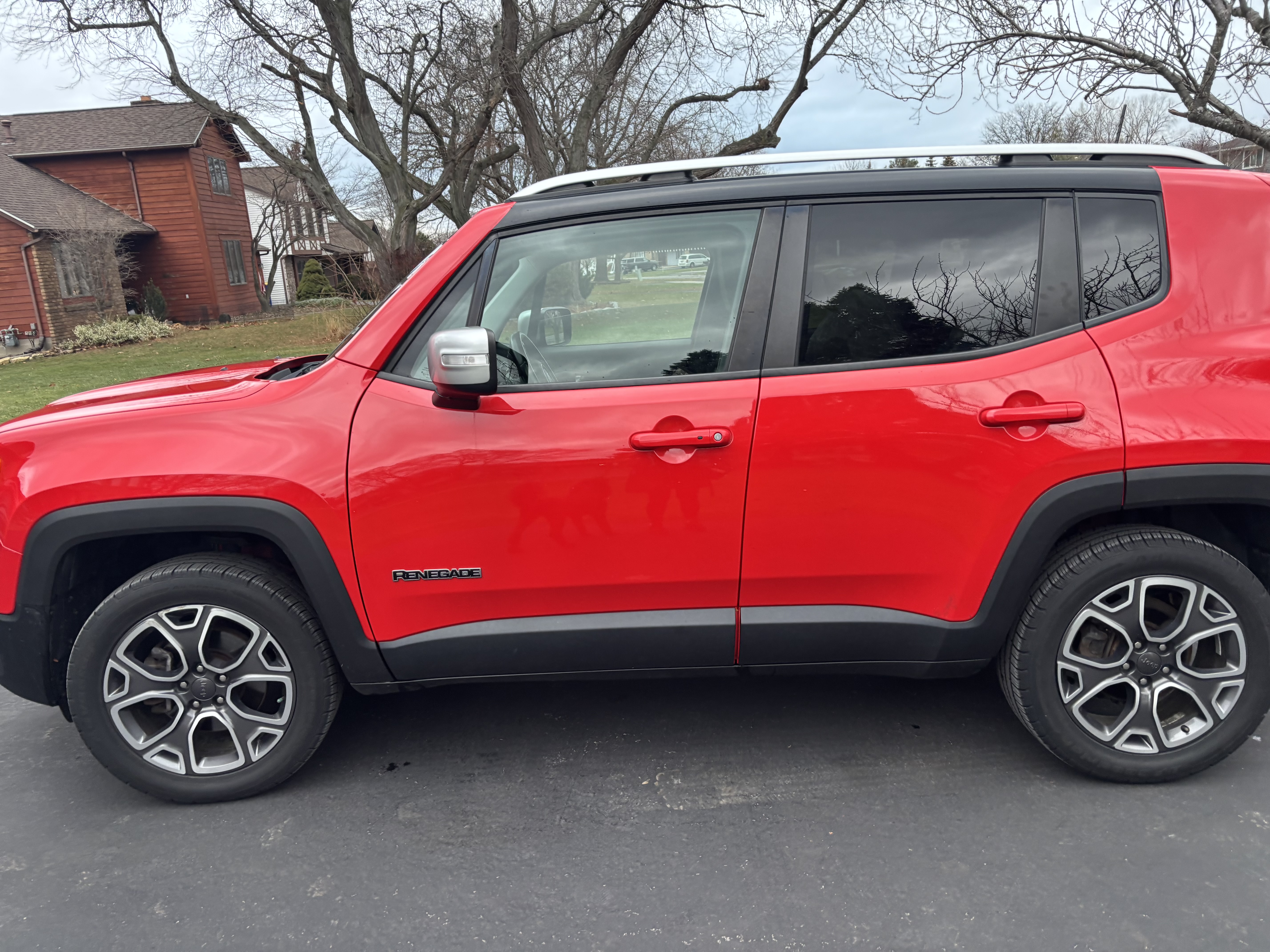 Used 2018 Jeep Renegade Limited w/ UConnect 8.4 Nav Group AWD/4WD image 1