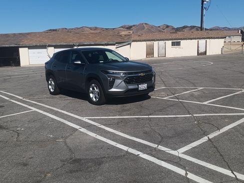 Used 2025 Chevrolet Trax LS w/ LS Convenience Package image 2