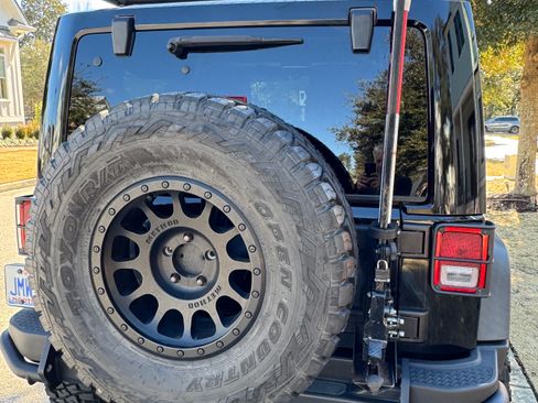 Used 2013 Jeep Wrangler Sahara image 6