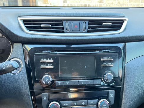 Used 2016 Nissan Rogue SV image 8