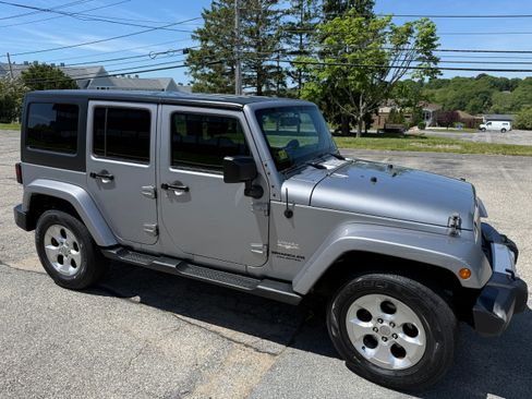 Used 2014 Jeep Wrangler Unlimited Sahara w/ Dual Top Group AWD/4WD image 14