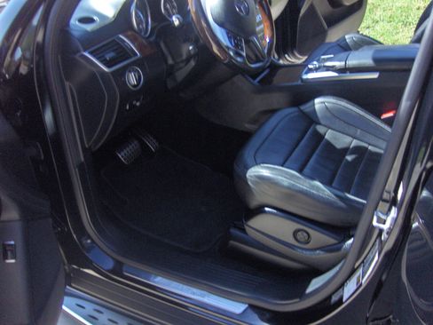Used 2015 Mercedes-Benz ML 63 AMG 4MATIC w/ Driver Assistance Package image 10