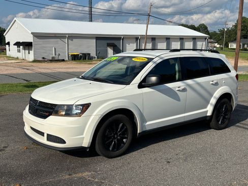 Used 2020 Dodge Journey SE w/ SE Popular Equipment Group FWD image 3