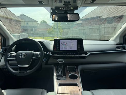 Used 2022 Toyota Sienna XLE FWD image 9