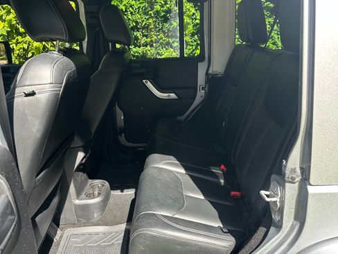 Used 2016 Jeep Wrangler Unlimited Rubicon w/ Connectivity Group AWD/4WD image 13