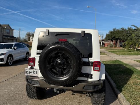 Used 2016 Jeep Wrangler Unlimited Sahara image 4