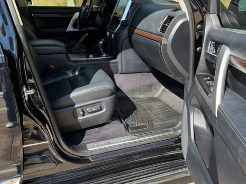 Used 2016 Toyota Land Cruiser image 12