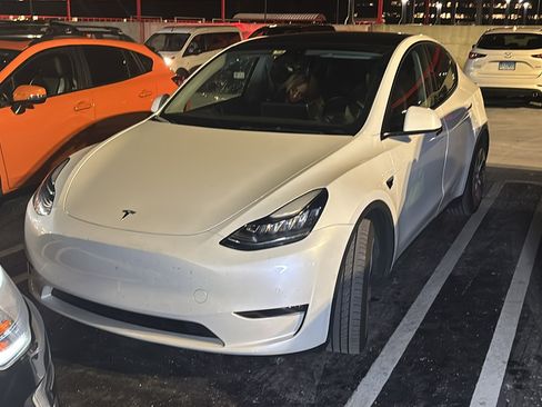 Used 2022 Tesla Model Y Long Range image 1