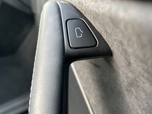 Used 2023 Tesla Model Y Performance image 5