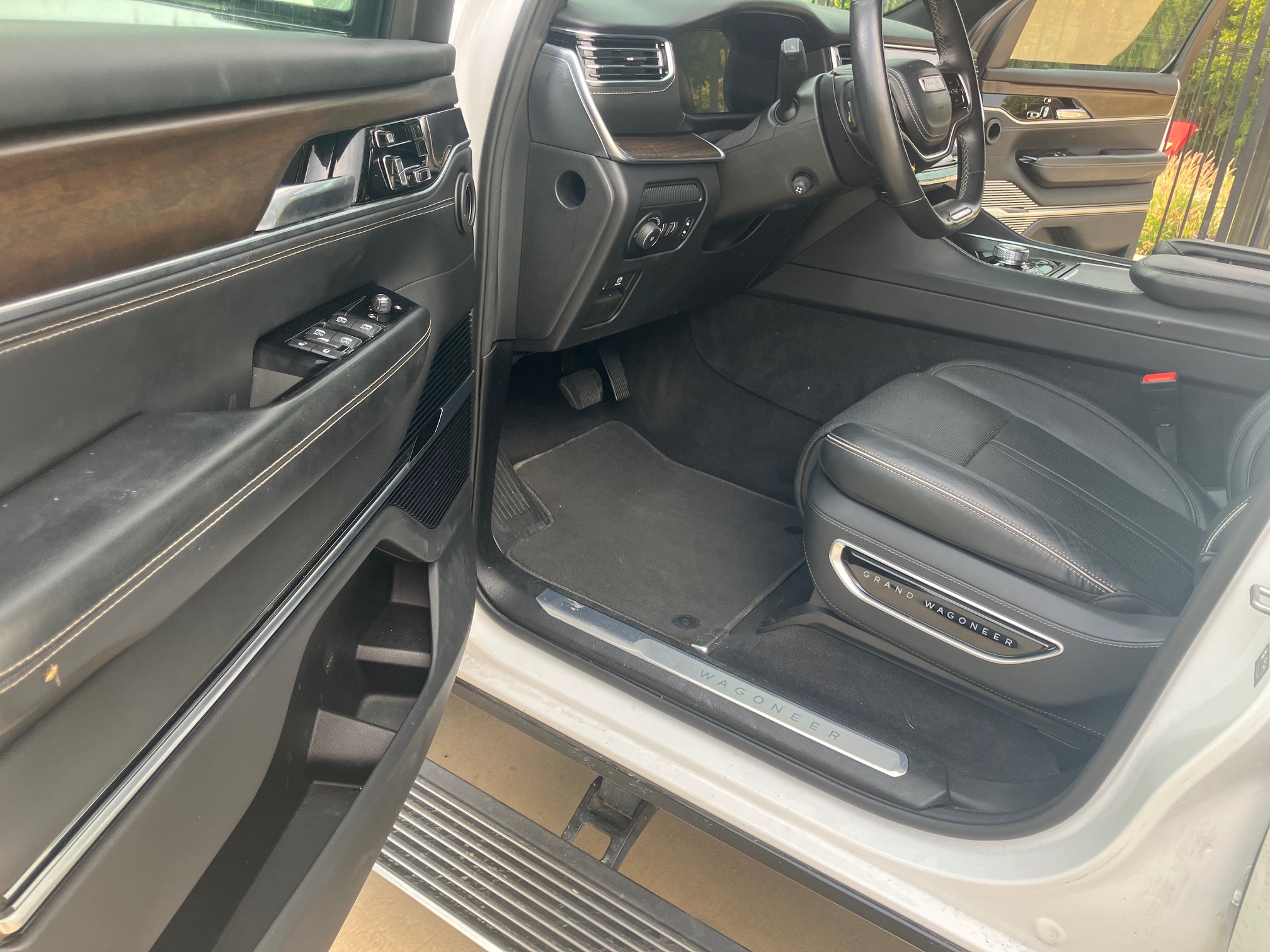 Used 2023 Jeep Grand Wagoneer Series II AWD/4WD image 4