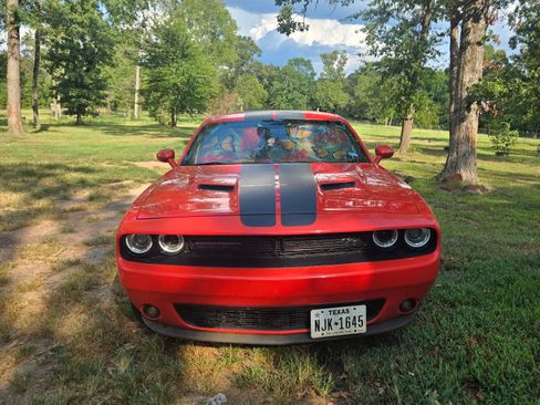 Used 2017 Dodge Challenger R/T w/ Driver Convenience Group RWD image 1