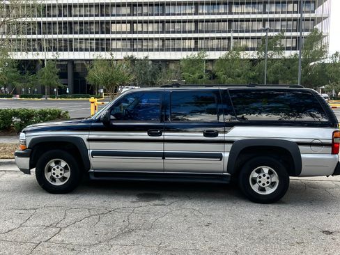 Used 2002 Chevrolet Suburban LT image 1