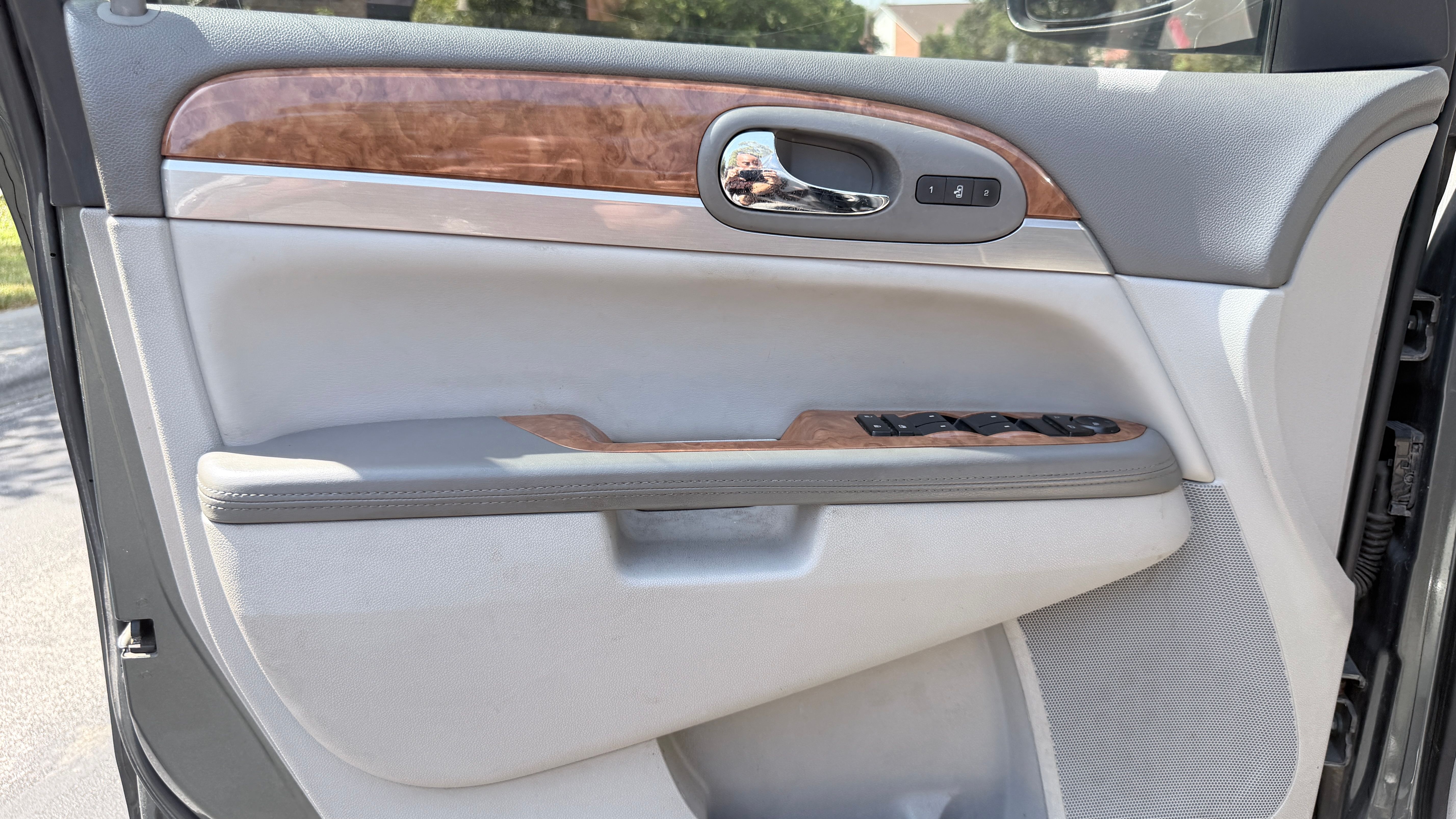 Used 2011 Buick Enclave CXL FWD image 16