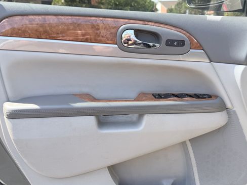 Used 2011 Buick Enclave CXL FWD image 16