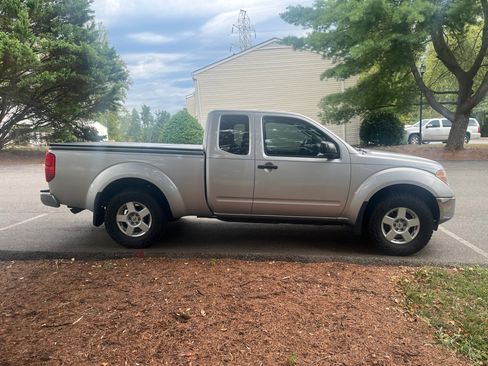 Used 2006 Nissan Frontier SE w/ (P01) Power Pkg AWD/4WD image 2
