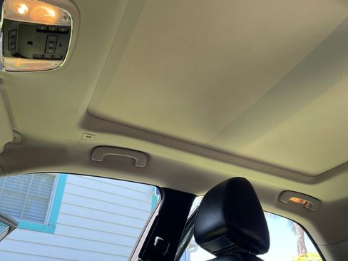 Used 2017 Chrysler 300 Limited w/ Value Package image 8