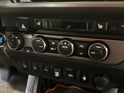 Used 2020 Toyota Tacoma TRD Off-Road w/ TRD Premium Off Road Package image 4