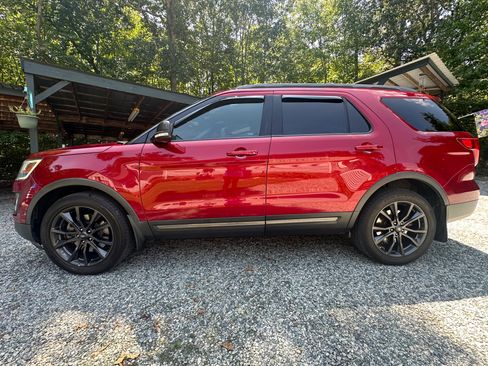 Used 2017 Ford Explorer XLT w/ Equipment Group 202A AWD/4WD image 2