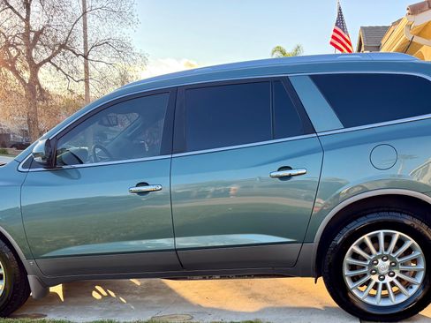 Used 2010 Buick Enclave CXL image 1
