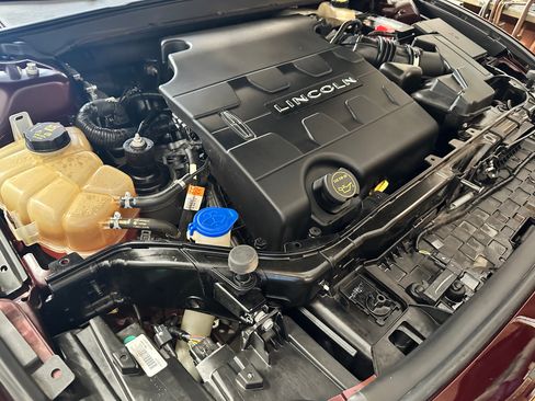 Used 2017 Lincoln Continental Select image 11