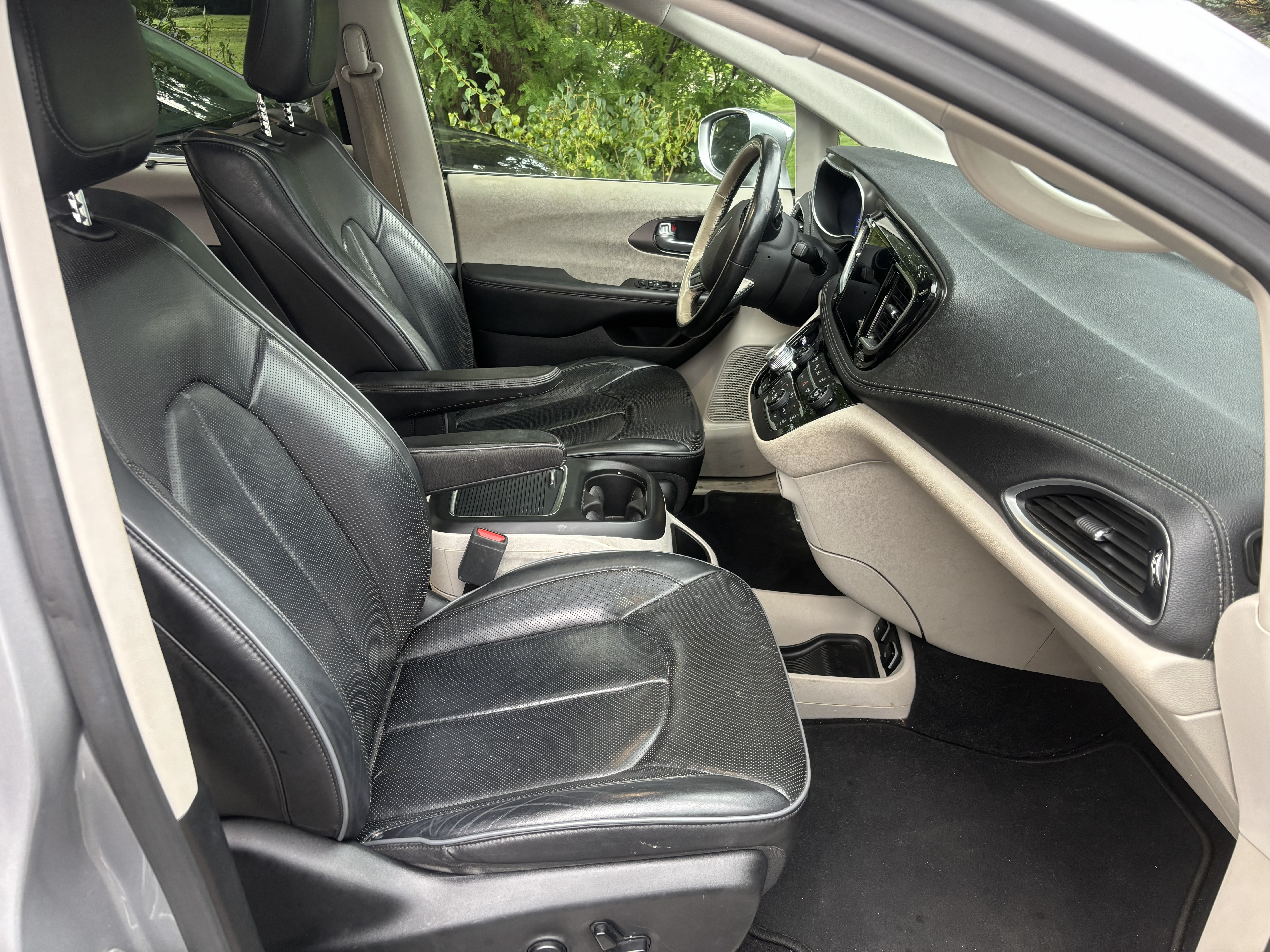 Used 2018 Chrysler Pacifica Limited w/ Advanced Safetytec Group FWD image 19
