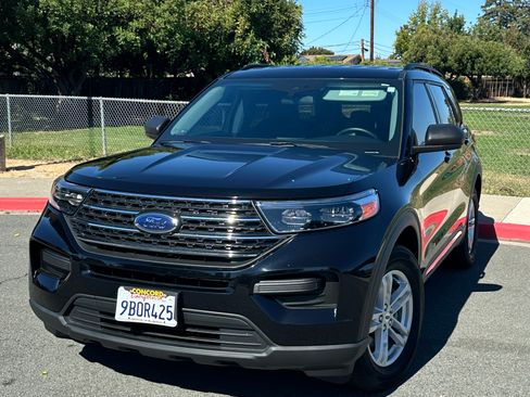 Used 2022 Ford Explorer XLT image 2