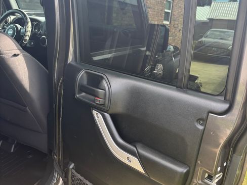 Used 2018 Jeep Wrangler Unlimited Sahara AWD/4WD image 21