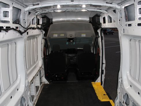 Used 2022 Ford E-Transit 148 High Roof Extended image 9