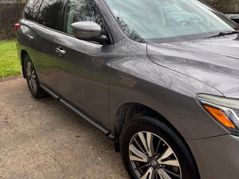 Used 2017 Nissan Pathfinder SV image 6