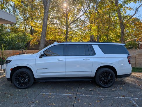 Used 2021 Chevrolet Suburban RST w/ Luxury Package image 2