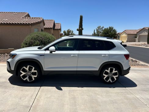 Used 2022 Volkswagen Taos SEL AWD/4WD image 1