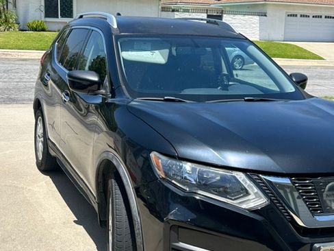 Used 2017 Nissan Rogue SV FWD image 1