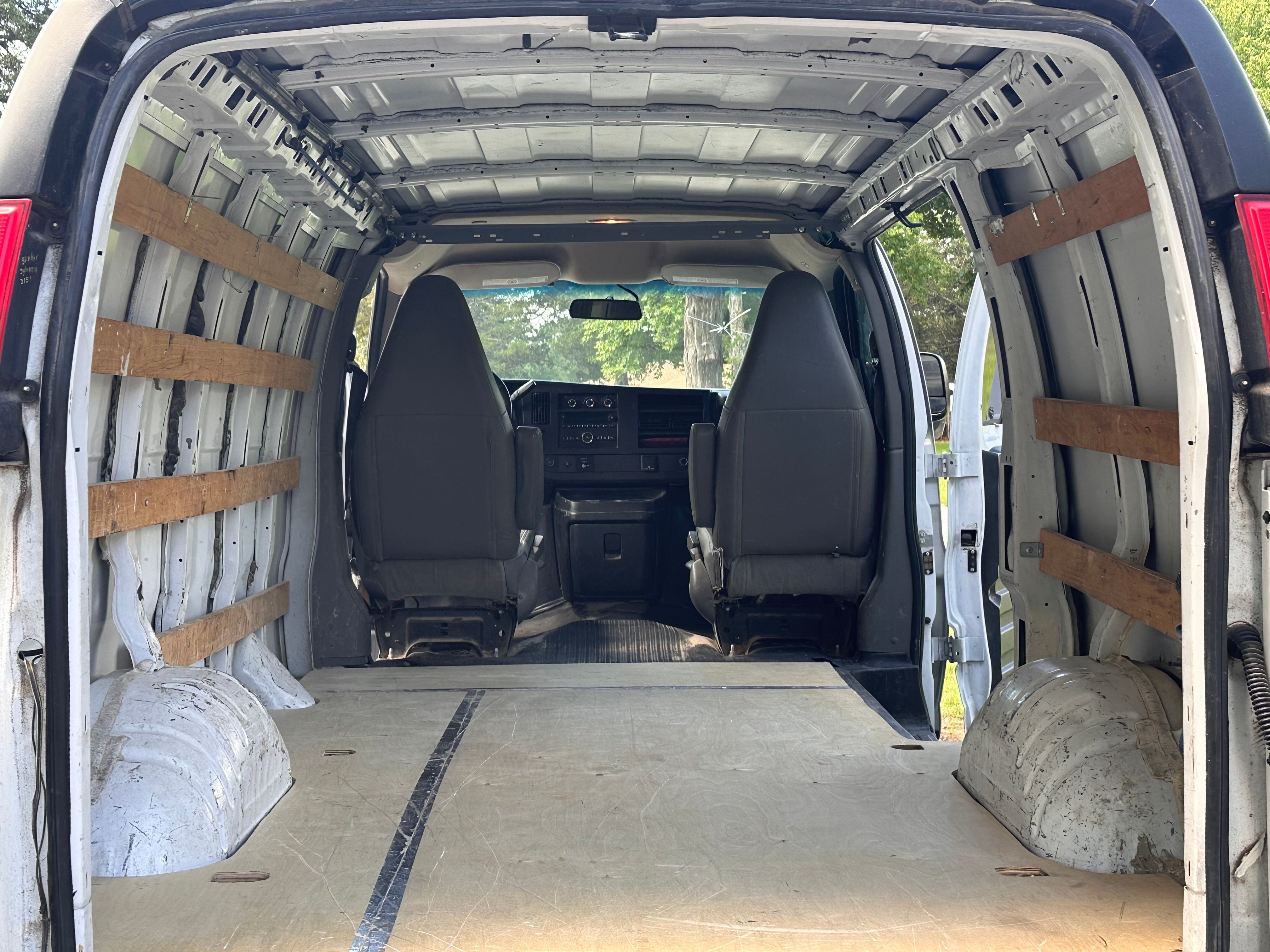 Used 2018 Chevrolet Express 2500 w/ Driver Convenience Package RWD image 7