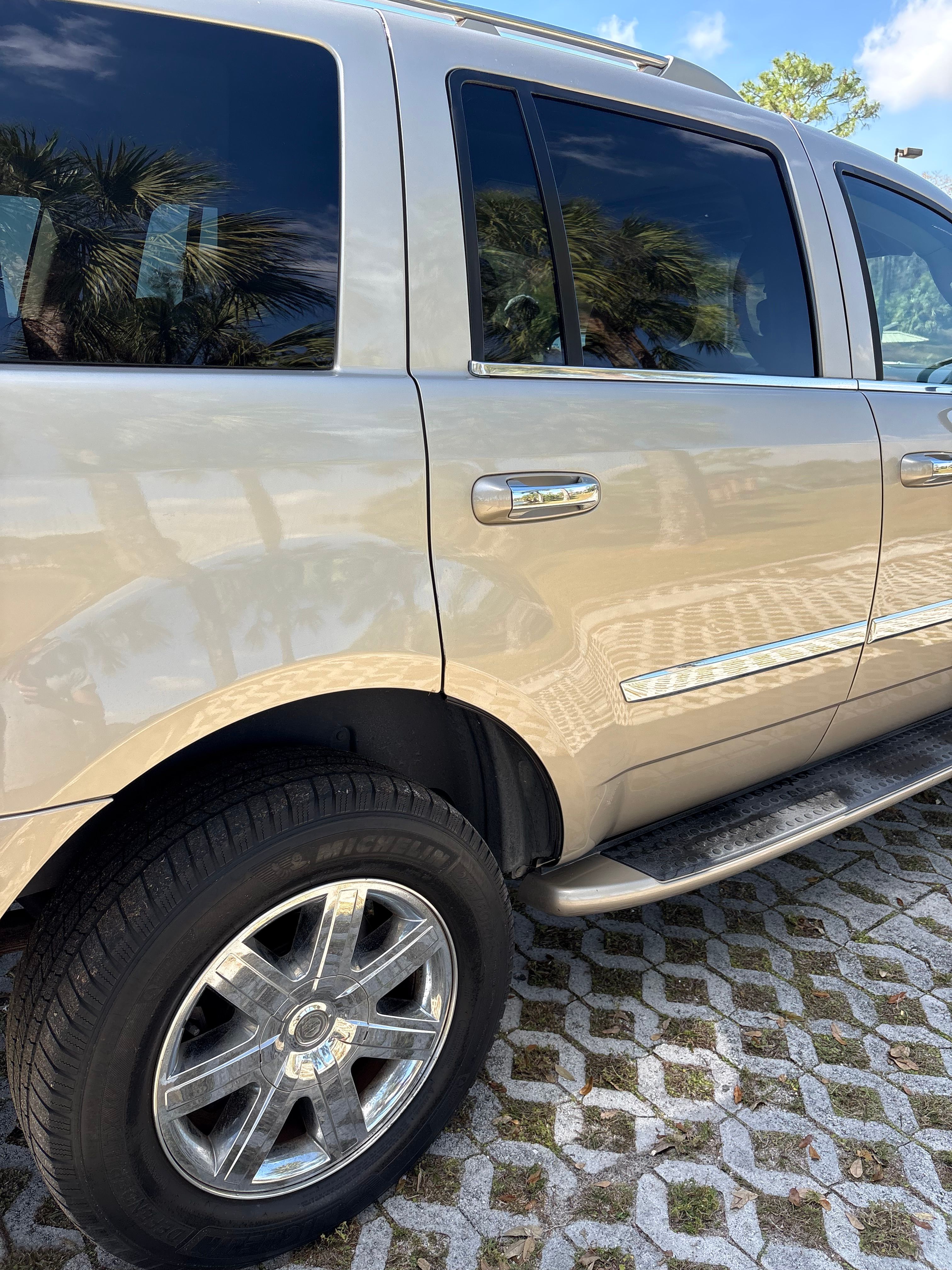 Used 2008 Chrysler Aspen Limited RWD image 8
