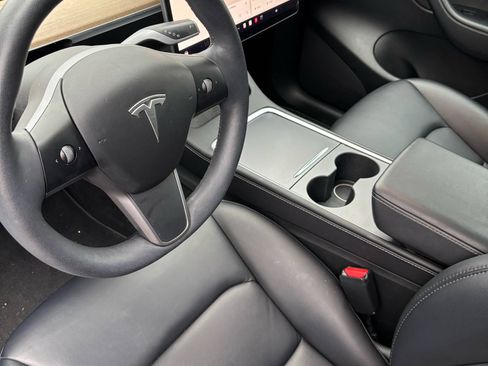 Used 2022 Tesla Model Y Long Range image 9