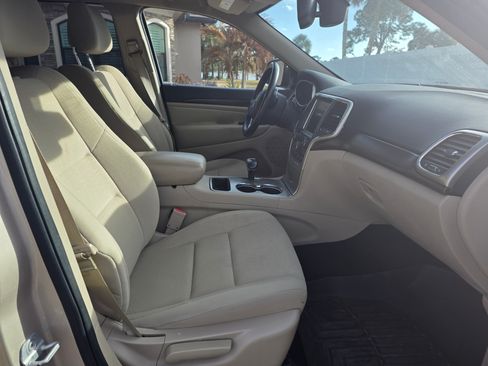 Used 2014 Jeep Grand Cherokee Laredo w/ 18" Wheel & 8.4" Radio Group image 10